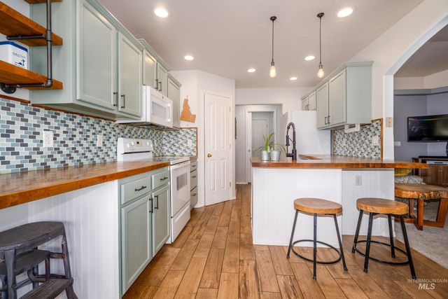 6940 SE Valley View Ave, Mountain Home, ID 83647