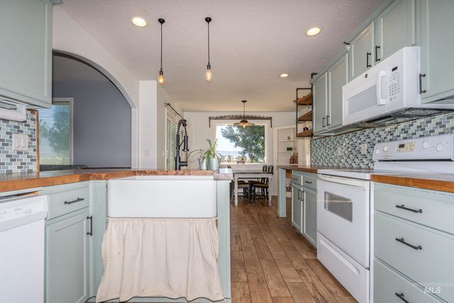 6940 SE Valley View Ave, Mountain Home, ID 83647