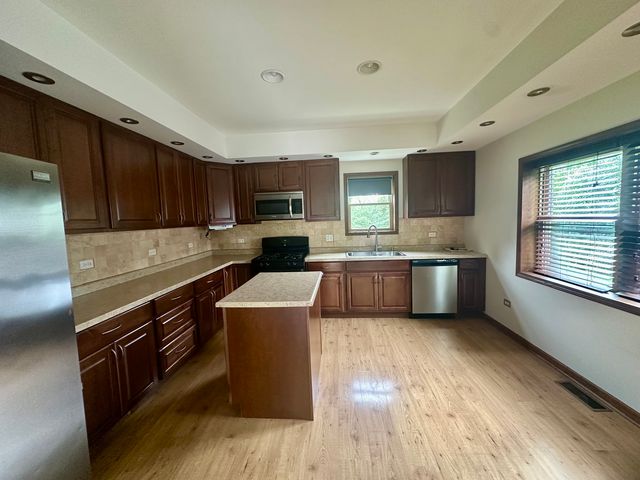 16W031 91ST Street, Burr Ridge, IL 60527