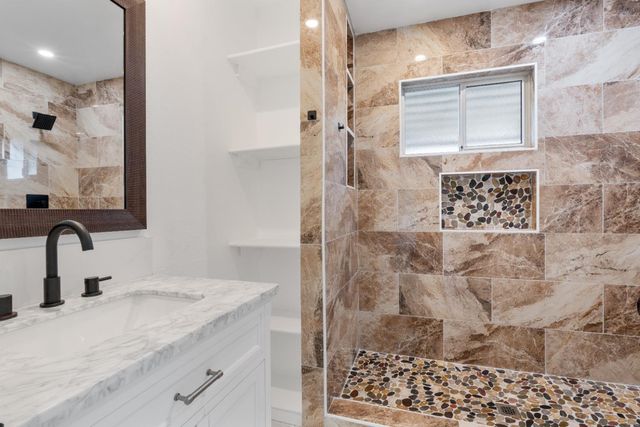 5167 E Dwight Way, Fresno, CA 93727