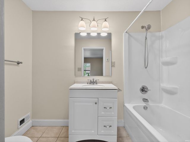 3918 Woodhill Drive, Fort Wayne, IN 46804