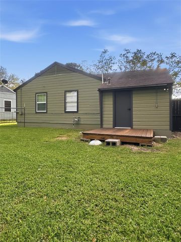 1308 N Rockisland Street, Angleton, TX 77515