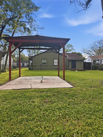 1308 N Rockisland Street, Angleton, TX 77515