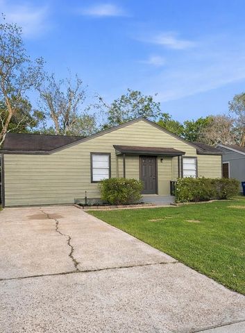 1308 N Rockisland Street, Angleton, TX 77515