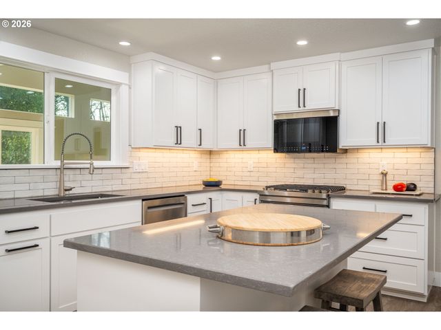 25264 E BOLTON Rd, Veneta, OR 97487