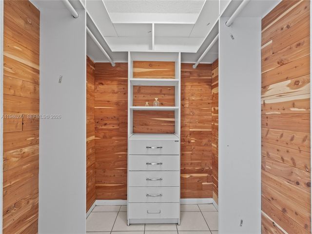 77 Crandon Blvd 3C, Key Biscayne, FL 33149