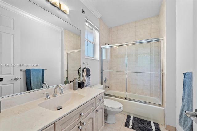 1470 Victoria Isle Dr, Weston, FL 33327