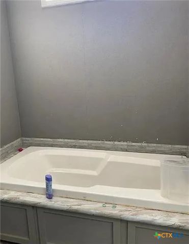 435 County Road 95d, Moulton, TX 77975