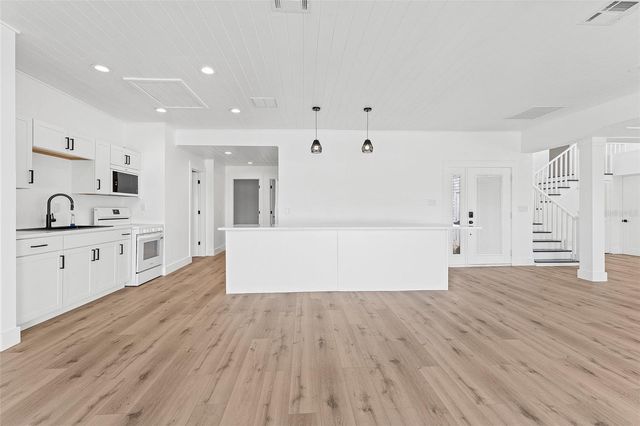 845 BAY ESPLANADE, Clearwater Beach, FL 33767