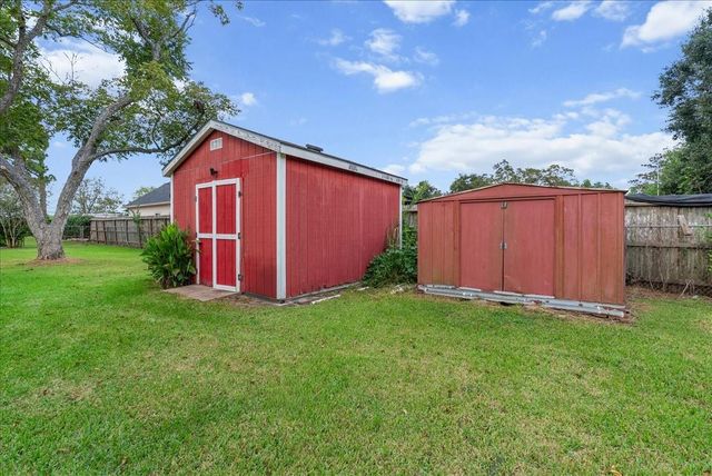 15918 Spinks Road, Alvin, TX 77511