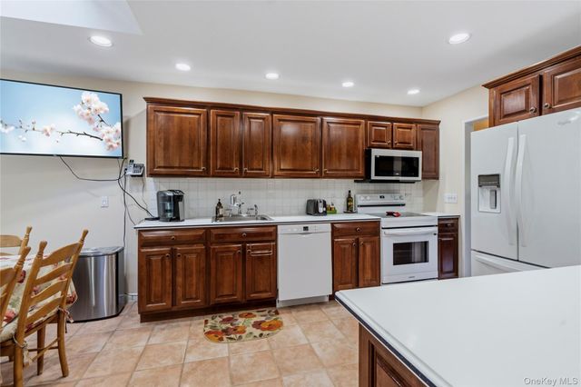 128 Atkinson Road, Rockville Centre, NY 11570