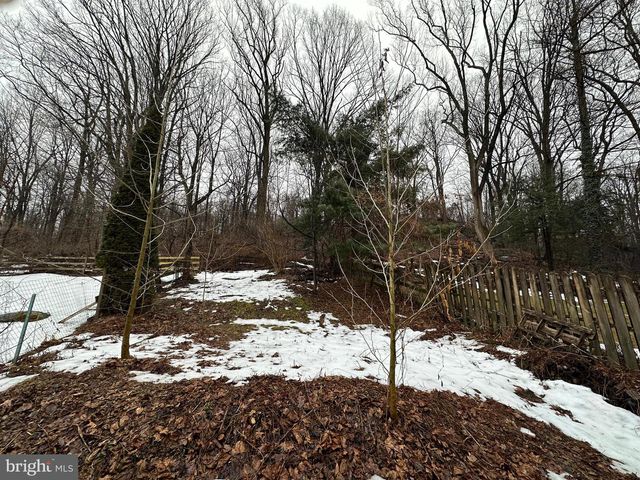 25 WOODLAND AVE, Coatesville, PA 19320