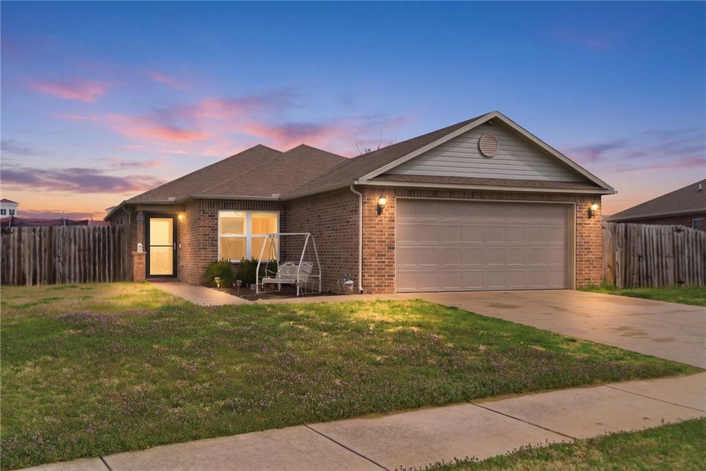 7964 Bridgegate Avenue, Springdale, AR 72762