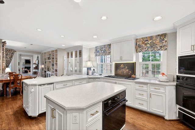 225 Deer Park Dr, Nashville, TN 37205