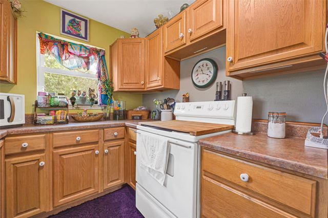 1008 E Houston Street, Highlands, TX 77562