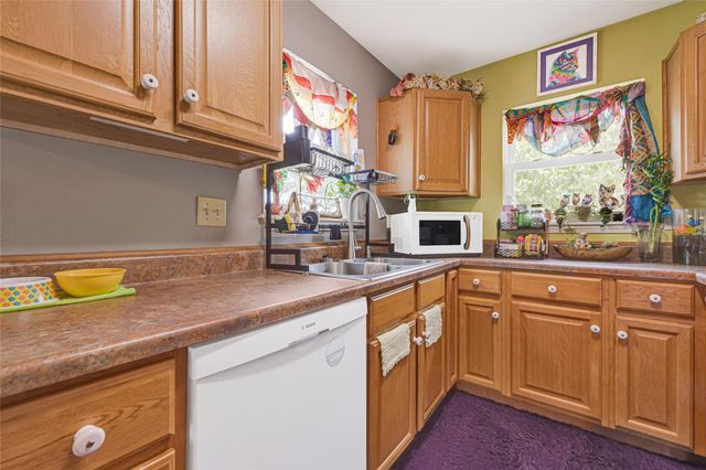 1008 E Houston Street, Highlands, TX 77562