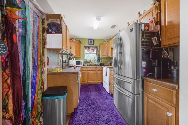 1008 E Houston Street, Highlands, TX 77562