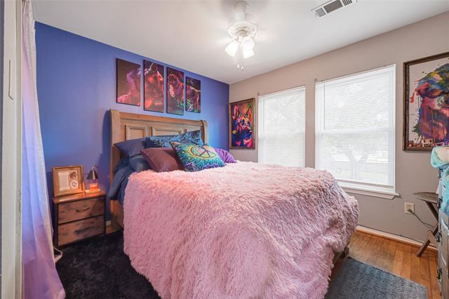 1008 E Houston Street, Highlands, TX 77562