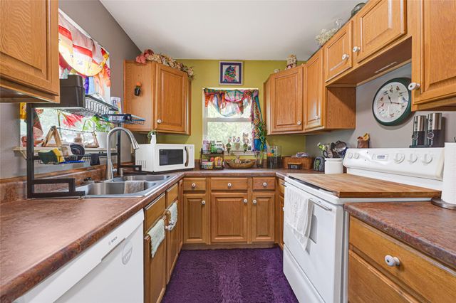 1008 E Houston Street, Highlands, TX 77562
