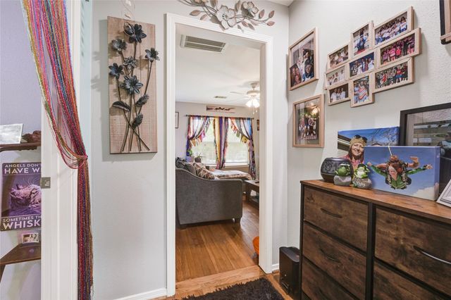 1008 E Houston Street, Highlands, TX 77562