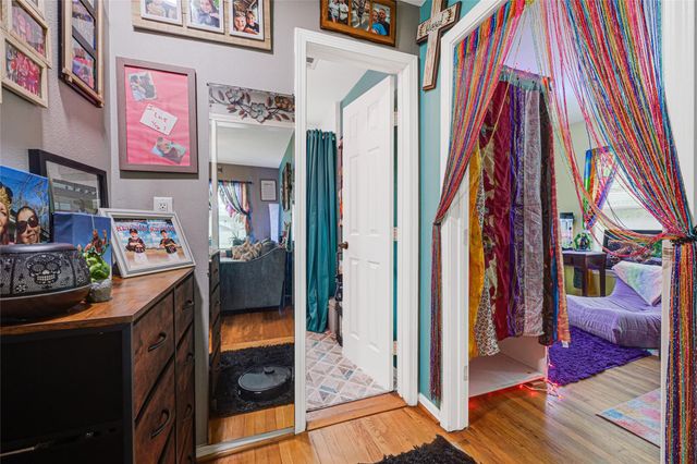 1008 E Houston Street, Highlands, TX 77562