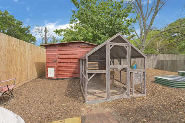 1008 E Houston Street, Highlands, TX 77562