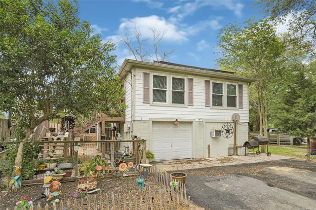 1008 E Houston Street, Highlands, TX 77562