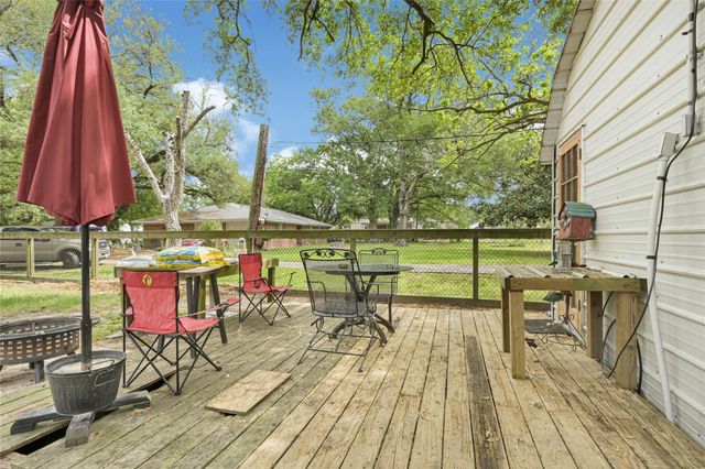 1008 E Houston Street, Highlands, TX 77562