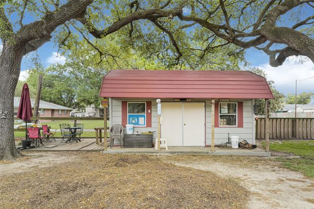 1008 E Houston Street, Highlands, TX 77562