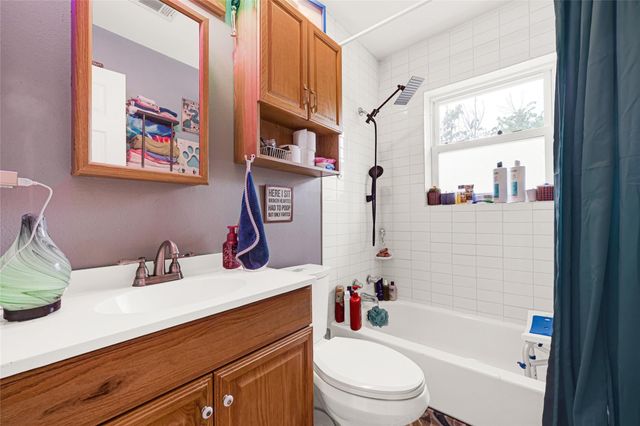 1008 E Houston Street, Highlands, TX 77562
