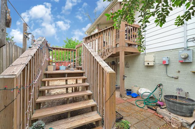 1008 E Houston Street, Highlands, TX 77562