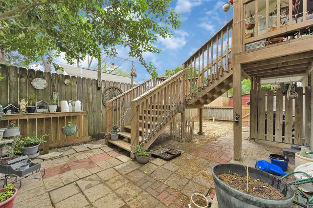 1008 E Houston Street, Highlands, TX 77562