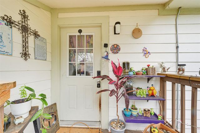1008 E Houston Street, Highlands, TX 77562