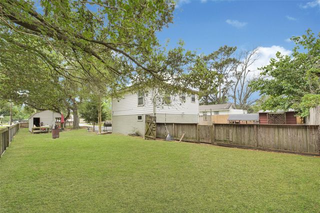 1008 E Houston Street, Highlands, TX 77562