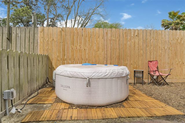 1008 E Houston Street, Highlands, TX 77562