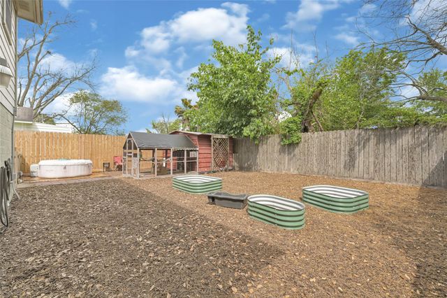 1008 E Houston Street, Highlands, TX 77562