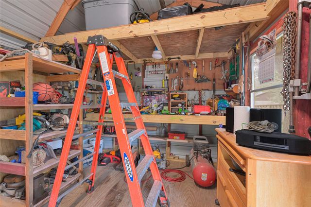 1008 E Houston Street, Highlands, TX 77562