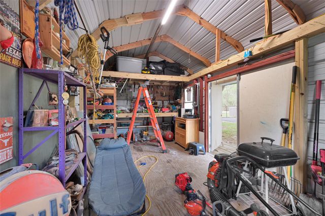 1008 E Houston Street, Highlands, TX 77562