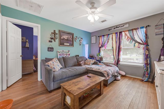 1008 E Houston Street, Highlands, TX 77562
