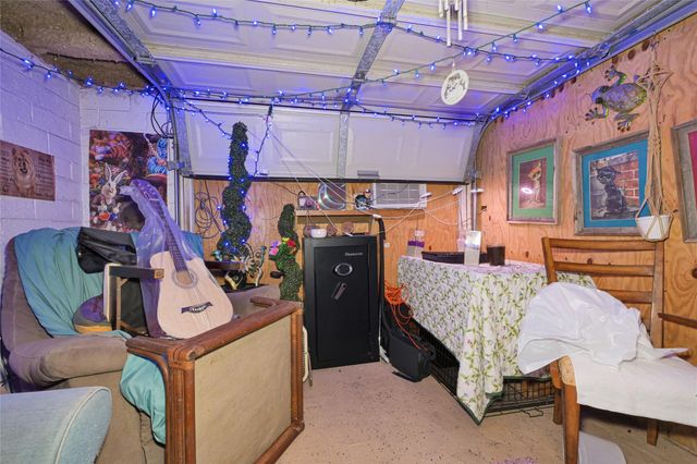 1008 E Houston Street, Highlands, TX 77562