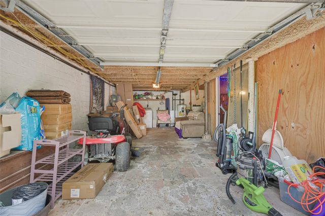 1008 E Houston Street, Highlands, TX 77562