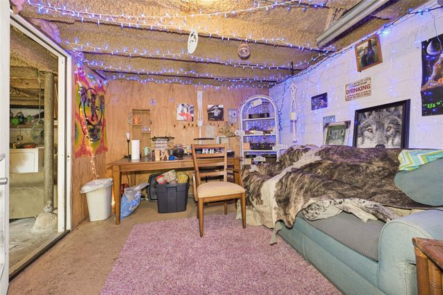 1008 E Houston Street, Highlands, TX 77562