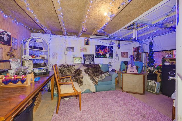 1008 E Houston Street, Highlands, TX 77562