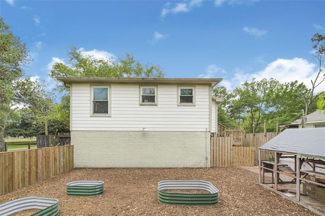 1008 E Houston Street, Highlands, TX 77562
