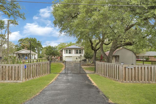1008 E Houston Street, Highlands, TX 77562