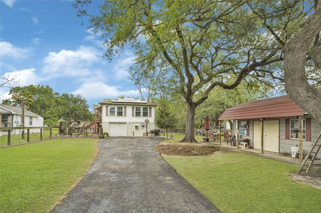 1008 E Houston Street, Highlands, TX 77562