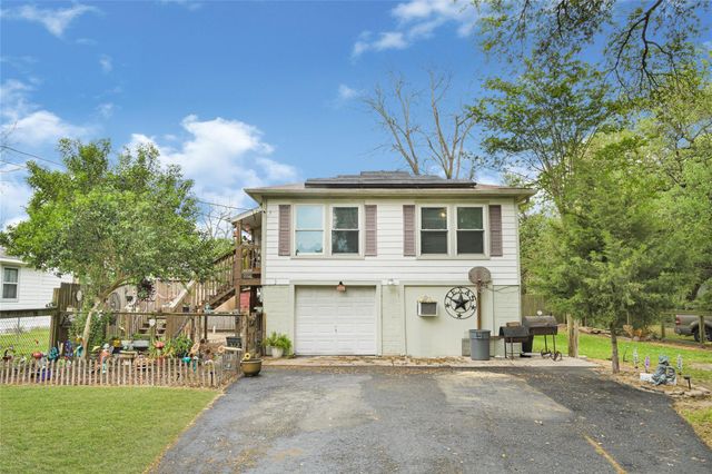 1008 E Houston Street, Highlands, TX 77562