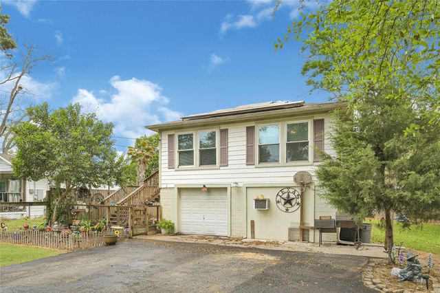 1008 E Houston Street, Highlands, TX 77562