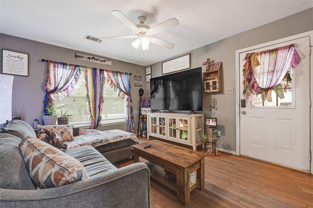 1008 E Houston Street, Highlands, TX 77562