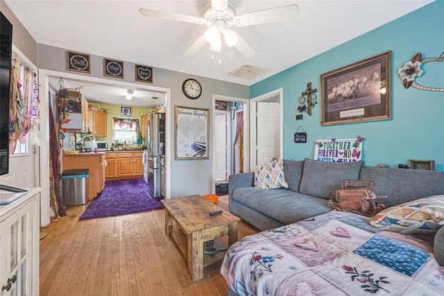 1008 E Houston Street, Highlands, TX 77562